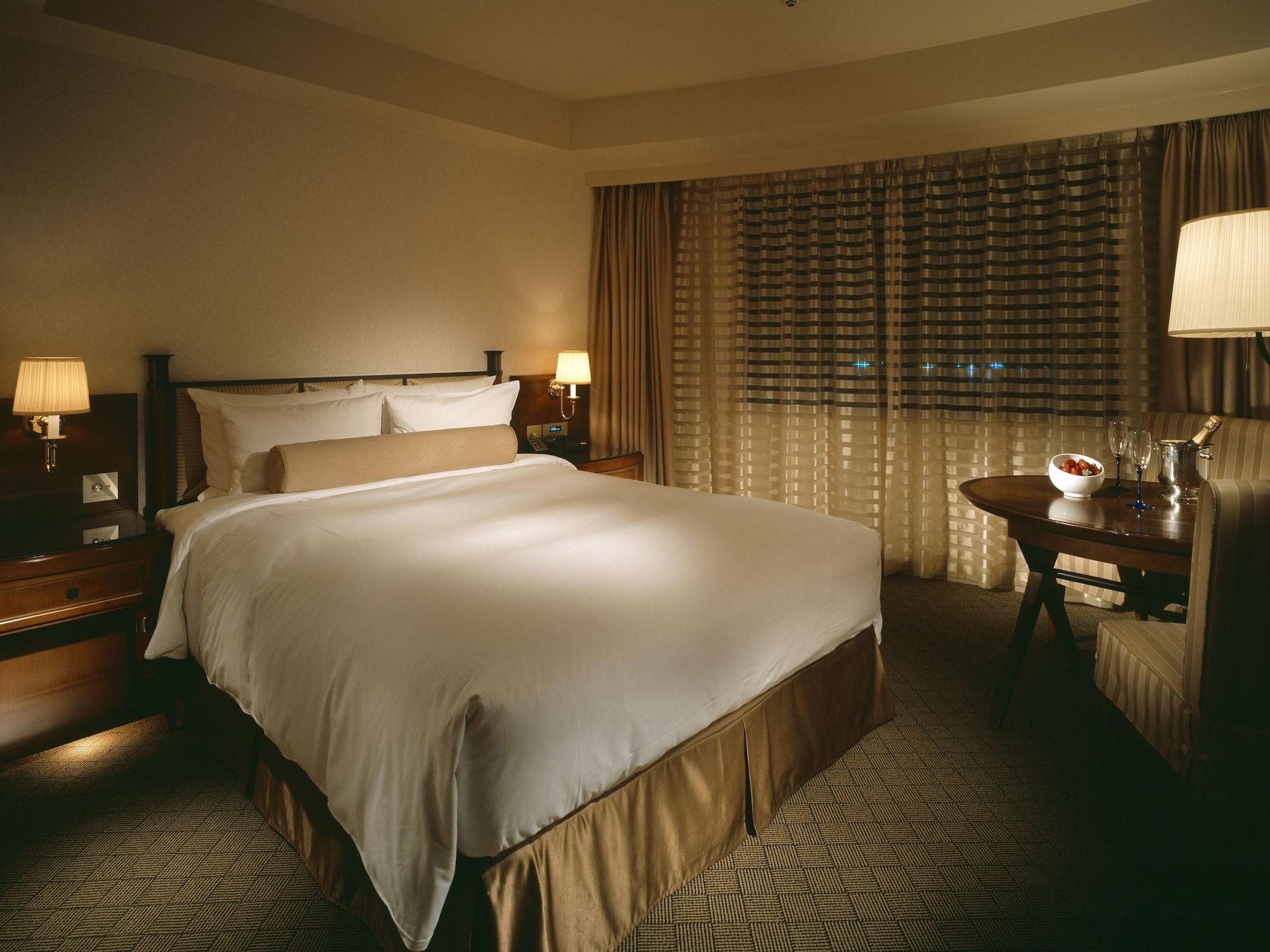 Miyako Hotel Gifu Nagaragawa Ngoại thất bức ảnh A bedroom at the Mandarin Oriental, Hong Kong