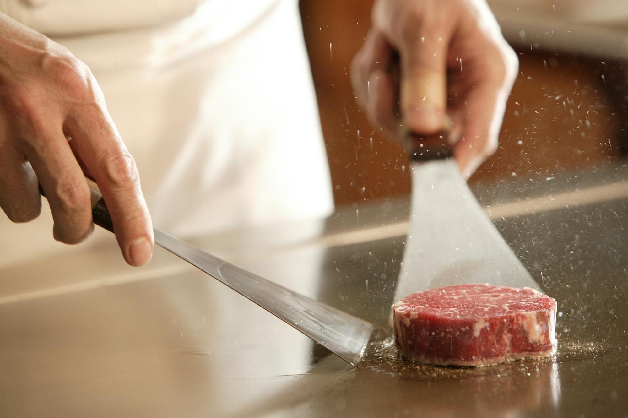 Miyako Hotel Gifu Nagaragawa Ngoại thất bức ảnh A chef seasoning a steak