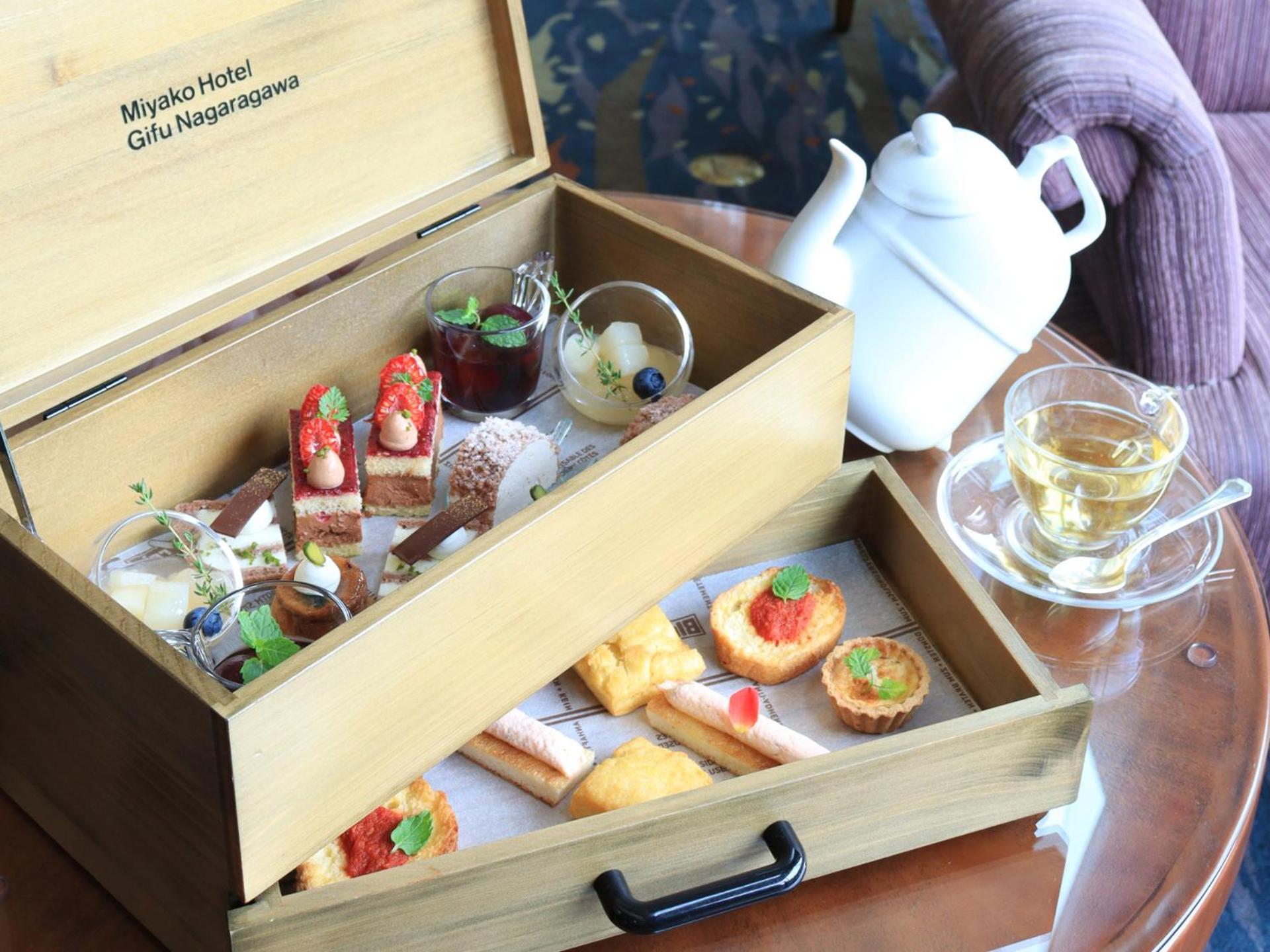 Miyako Hotel Gifu Nagaragawa Ngoại thất bức ảnh Afternoon tea at the hotel